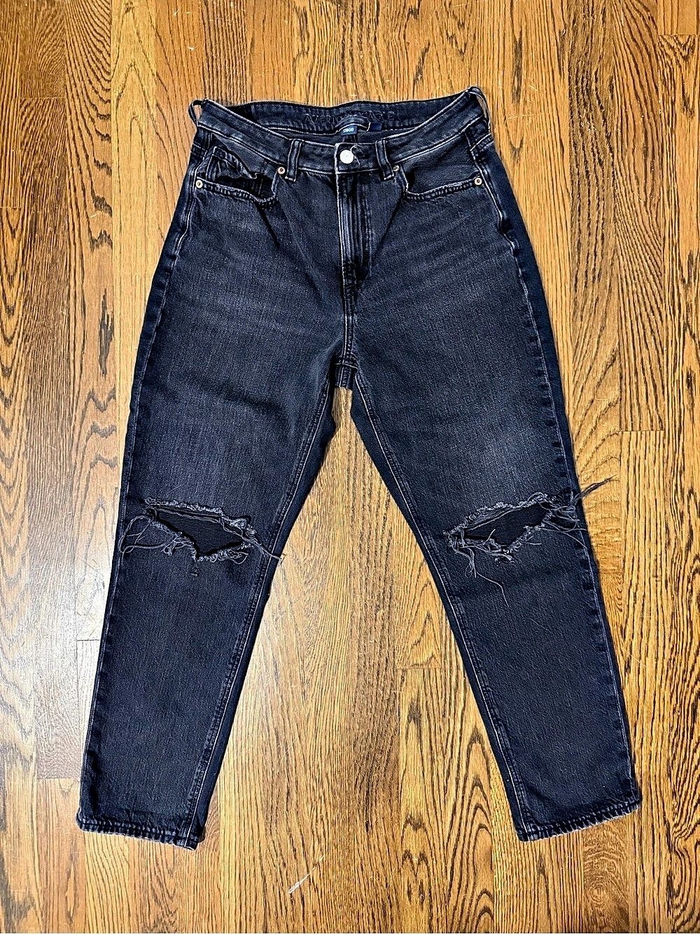 American Eagle Strigid Distressed tapered Jeans in Black Waist 6 Short